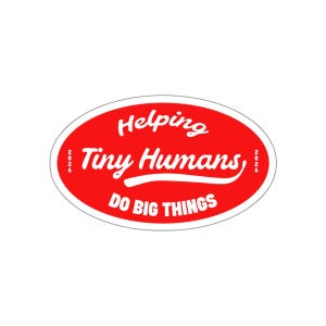 以下が含まれることがあります： 白い文字が入った赤い楕円形のステッカー。「Helping Tiny Humans DO BIG THINGS」というテキストが遊び心のあるフォントで書かれています。年号「2026」が楕円の両側にあります。