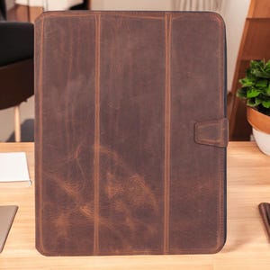 Custodia in pelle per iPad Pro 11 – Custodia in pelle premium fatta a mano con supporto e portapenne