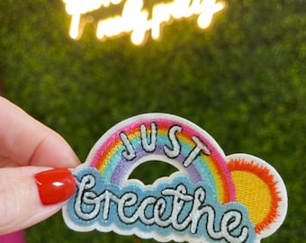 Parche bordado arcoíris "Just Breathe"