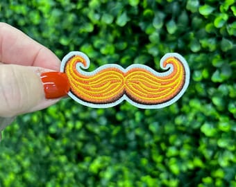Parche bordado de bigote dorado rizado