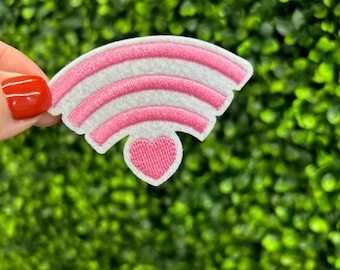 Parche bordado con señal WiFi de corazón