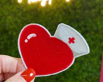 Parche bordado de corazón con gorro de enfermera