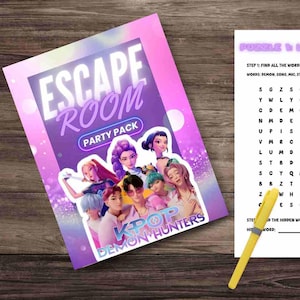 Puede incluir: Un paquete de fiesta con las palabras "ESCAPE ROOM PARTY PACK" en blanco y morado. El paquete presenta ilustraciones de cantantes de K-Pop y las palabras "KPOP DEMON HUNTERS". También se ve un juego de búsqueda de palabras y un bolígrafo amarillo.
