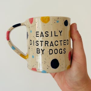 Taza de gres hecha a mano / Diseño de confeti / "Fácilmente distraído por los perros" / Taza de cerámica