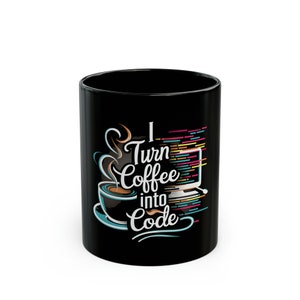 Puede incluir: Taza de café negra con un diseño blanco que dice "Convierto el café en código". El diseño también incluye una imagen estilizada de una taza de café y una pantalla de computadora con código.