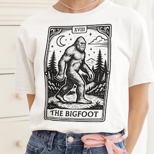 Chemise Tarot laïque Bigfoot Chemise Sasquatch Carte de tarot T-shirt Cryptid Core Cryptidcore Chemise Tendance Maintenant Chemise Cryptozoologie Horreur Folklorique