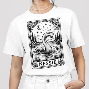 Chemise de tarot laïque monstre du Loch Ness Monstre du lac tendance maintenant Cadeaux cryptides Chemise cryptozoologie Carte de tarot T-shirt Highlands d'Écosse