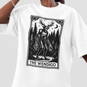 Chemise wendigo Chemise tarot laïque Chemise Cryptidcore Cryptid Core Cryptid cadeaux carte de tarot T-shirt tendance maintenant Chemise folk horreur Grands Lacs