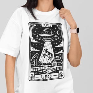 Chemise extraterrestre Chemise OVNI Chemise tarot laïque Chemise Cryptidcore Cryptid Core Cryptid cadeaux carte de tarot T-shirt tendance maintenant Chemise horreur folk
