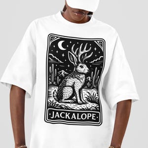 Chemise Jackalope Chemise de tarot laïque Chemise cryptozoologie Chemise Cryptidcore Cadeaux Cryptid Carte de tarot T-shirt Tendance Maintenant Chemise horreur folk