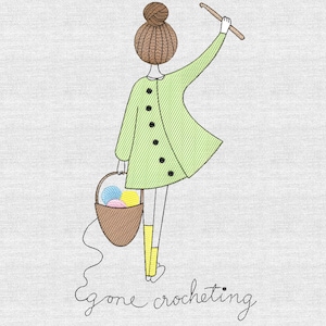 Op de afbeelding: Illustratie van een persoon met een bruine knot, gekleed in een lichtgroene jas en gele laarzen, met een haaknaald en een mand met garen. De tekst "Egone crocheting" staat eronder.