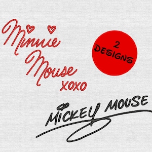 Op de afbeelding: Twee borduurmotieven met de namen "Minnie Mouse" en "Mickey Mouse". Het Minnie Mouse-ontwerp is rood met twee harten en de tekst "XOXO". Het Mickey Mouse-ontwerp is zwart met een handtekening-stijl. Een rode cirkel met de tekst "2 DESIGNS" bevindt zich in de rechterbovenhoek.
