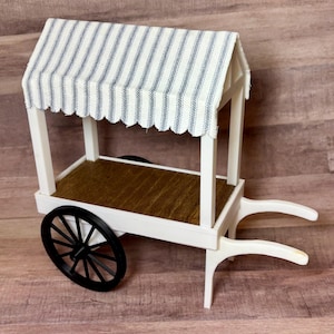 Miniatur Blumenwagen mit Stoffbaldachin und Holzboden | Puppenstube Accessoire | Feengarten Dekor | Rustikaler Mini Aufsteller