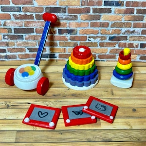 Puppenhaus Miniatur 1:12 Baby Kinder Spielzeug Ball Popper, Ring Stacker, Etch Sketch | Auswahl des Spielzeugs | Diorama