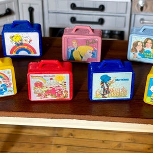 Puppenhaus Miniatur 1:12 Retro Lunchbox | Ihre Wahl von Farbe und Design | Diorama Zubehör