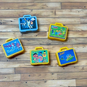 Dollhouse Miniature Retro Lunchbox 1:12 Scale - Diorama Accessory image 2