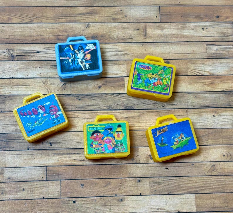 Dollhouse Miniature Retro Lunchbox 1:12 Scale - Diorama Accessory image 2
