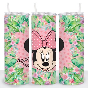 Puede incluir: Un vaso de acero inoxidable rosa y verde con un dise&ntilde;o floral y una imagen de dibujos animados de Minnie Mouse. El vaso tiene una pajita y dice "Me & Minnie" en el lateral.