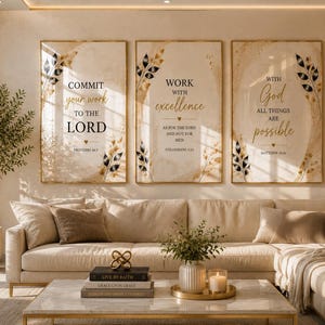 Puede incluir: Un conjunto de tres láminas murales verticales con motivos de hojas doradas y negras y textos religiosos. La primera dice COMMIT your work TO THE LORD, la segunda WORK WITH excellence y la tercera WITH God ALL THINGS ARE possible.