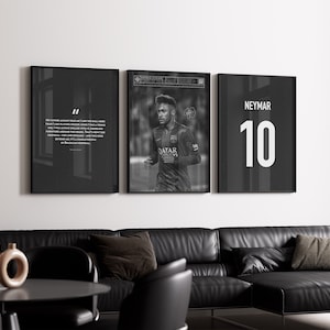 Könnte beinhalten: Drei schwarz-weiße gerahmte Drucke an einer weißen Wand. Der linke Druck zeigt ein Zitat über Fußball. Der mittlere Druck zeigt ein Schwarzweißfoto eines Fußballspielers, der ein Trikot des FC Barcelona trägt. Der rechte Druck zeigt den Namen "Neymar" und die Nummer "10" in weißer Schrift auf schwarzem Hintergrund.