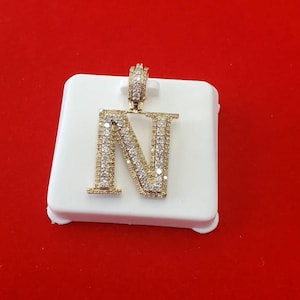 Colgante con inicial N de oro natural y diamantes