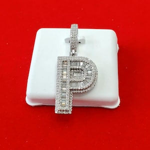 Colgante baguette con inicial P en plata 925 y moissanita