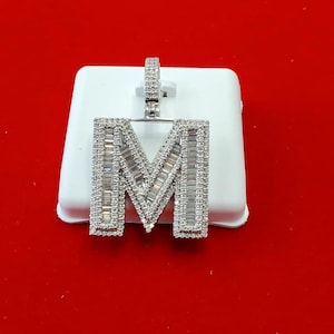 Colgante baguette con inicial M de plata 925 y moissanita