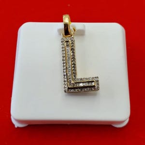 Pingente inicial L em baguete de ouro natural e diamante