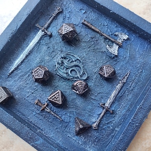 Fantasy Würfeltablett mit Drache und Waffen - Rollenspiel-Zubehör mit Schwert, Axt & Messer-Thema