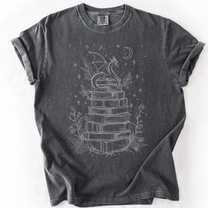 ドラゴン好きのためのシャツ、ファンタジー読書家Tシャツ、読書好きのためのシャツ、居心地の良い読書家へのギフト、コテージコアシャツ、ドラゴン好きへのギフト