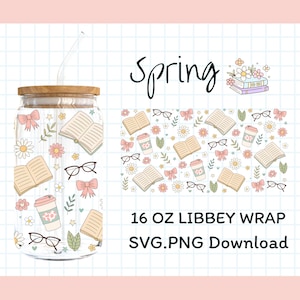 Puede incluir: Un vaso transparente en forma de lata Libbey con tapa de madera y pajita. El vaso está decorado con un patrón repetido de libros, gafas, lazos, flores y tazas de café. También se ve el texto "Spring" y "16 OZ LIBBEY WRAP SVG.PNG Download".