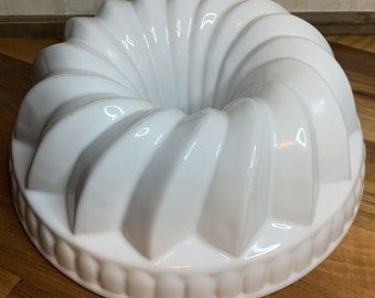 Vintage Fluted Large 10.5 Stoneware Bundt Cake Jello Pan Mold Heavy Family Heritage