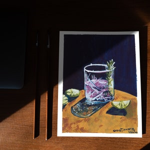 Moody Gin and Tonic Martwa natura, obraz gwaszowy autorstwa Sadie C. | Wydruk artystyczny