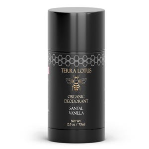 Peut inclure: Bâton de déodorant noir avec le texte "Terra Lotus" et "Organic Deodorant Santal Vanilla". L'étiquette présente une illustration d'abeille dorée et un motif en nid d'abeille. Poids net : 75 ml.