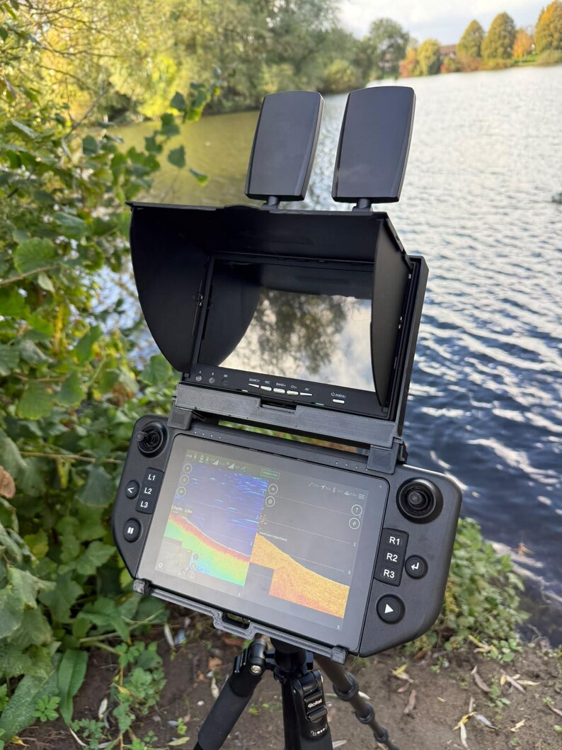 Winchcam monitor with sun visor clicked into the holder on top of the Carplounge AIO controller, sonar on the controller screen, antennas free