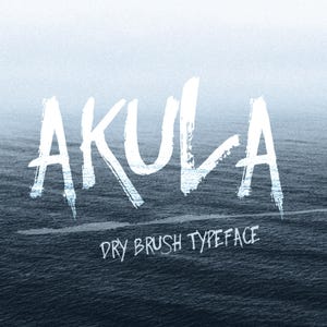 Op de afbeelding: Witte "AKULA" dry brush lettertype ontwerp over een blauw-witte gradiënt achtergrond. De tekst "DRY BRUSH TYPEFACE" staat eronder. De achtergrond lijkt op oceaangolven.
