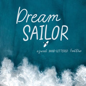 Peut inclure: Vue aérienne de vagues océaniques et d'un surfeur. Les mots "Dream SAILOR" sont écrits en script blanc, avec la légende "a sweet HAND-LETTERED Font Duo" en dessous. L'océan est d'un bleu-vert profond.