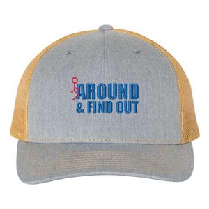 Pu&ograve; includere: Un cappello da camionista grigio e giallo con il testo "AROUND & FIND OUT" ricamato in blu sul davanti. Il testo include un omino stilizzato con il dito medio alzato.