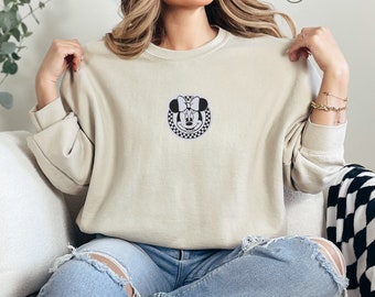 Embroidered Minnie Mouse Checkered Sweatshirt, Disneyland Retro Sweater, Minnie Mouse Checkered Design Sweat, Checkered Minnie Fashion Sweat