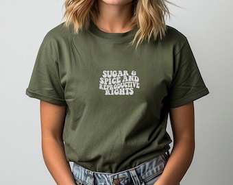 Pode incluir: Uma camiseta verde com o texto "Sugar & Spice and Reproductive Rights" em letras brancas.