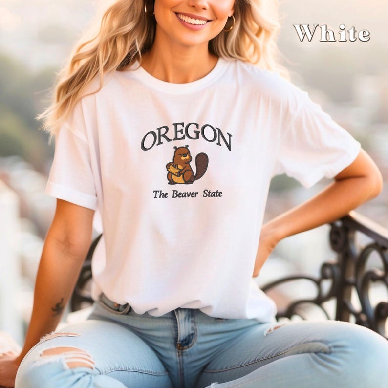 以下が含まれることがあります： ビーバーの漫画と「OREGON The Beaver State」の文字が書かれた白いTシャツです。