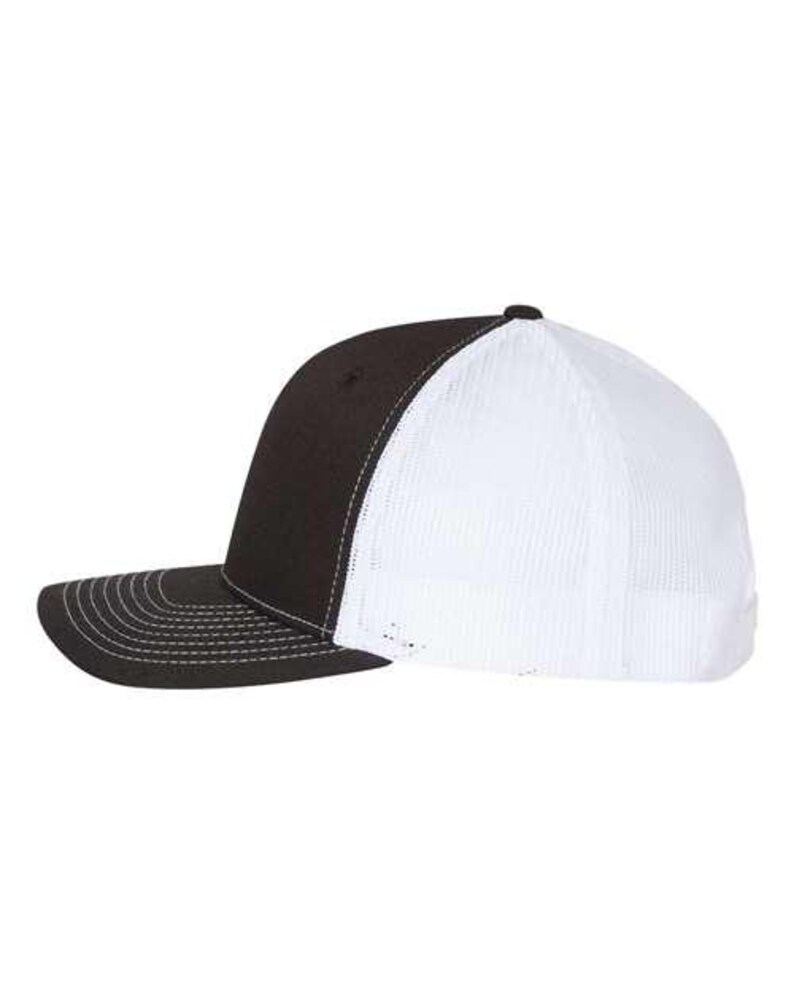Pu&ograve; includere: Un cappello da camionista nero e bianco con una rete sul retro. La parte anteriore del cappello &egrave; nera e la parte posteriore &egrave; bianca.