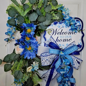 Blaue Blumenranke, Chinoiserie Schleife, blau-weißes Wohndekor, eleganter Haustürkranz, Frühlings- und Sommerkranz, Einweihungspartygeschenk