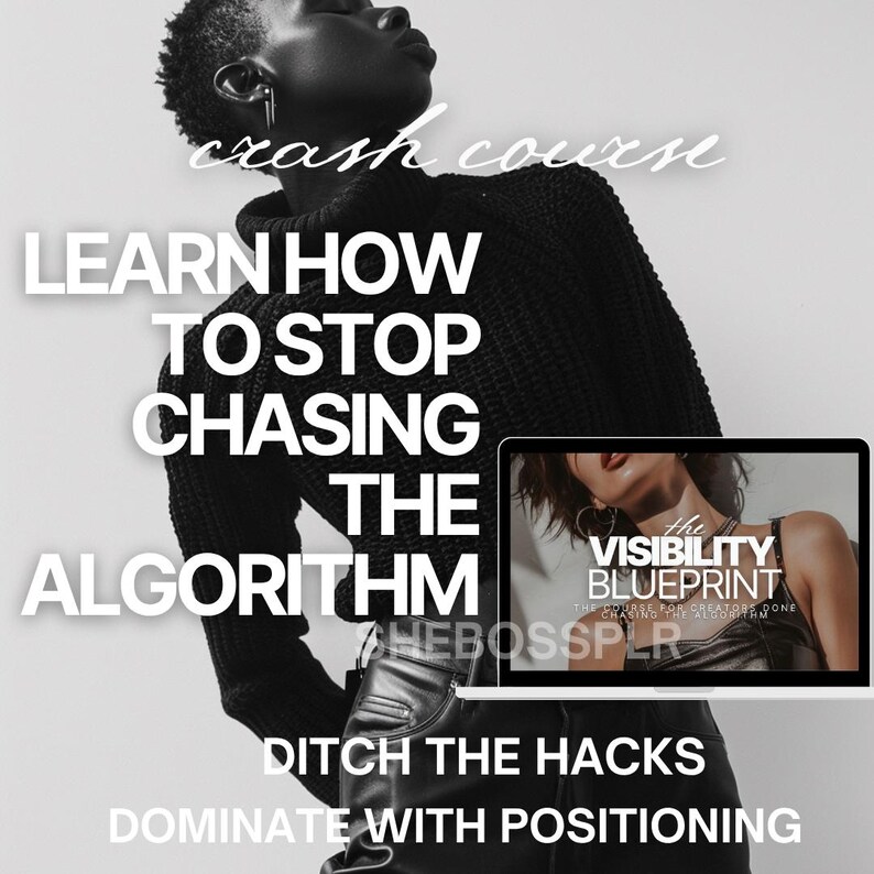 Puede incluir: Imagen en blanco y negro con texto: "crash course, LEARN HOW TO STOP CHASING THE ALGORITHM, DITCH THE HACKS, DOMINATE WITH POSITIONING." Un port&aacute;til muestra "The Visibility Blueprint." Una persona lleva un su&eacute;ter negro y pantalones de cuero.
