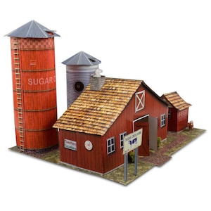 Könnte beinhalten: Eine rote Scheune mit einem braunen Schindeldach und einem Schild mit der Aufschrift "Sugar Creek Farm". Neben der Scheune steht ein Silo und ein kleineres Gebäude mit einem Schild mit der Aufschrift "Feed Store".
