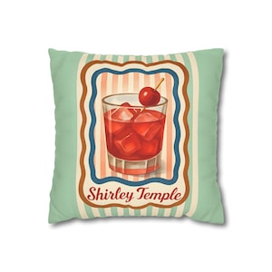 Könnte beinhalten: Quadratisches Kissen mit einer Illustration im Vintage-Stil eines Shirley Temple Cocktails. Das Getränk befindet sich in einem klaren Glas mit Eiswürfeln und einer Kirschgarnitur. Das Kissen hat einen gestreiften Hintergrund, einen dekorativen Rahmen und die Worte "Shirley Temple".