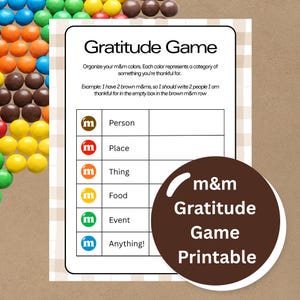 Könnte beinhalten: Ein druckbares "Gratitude Game" mit weißem Hintergrund und einer braunen kreisförmigen Grafik. Das Spiel organisiert Dankbarkeit nach farbcodierten Kategorien wie Person, Ort und Ding. Bunte M&M-Bonbons sind um das Spielbrett verstreut.