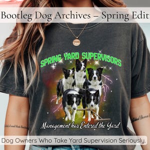 Op de afbeelding: Donkergrijs t-shirt met een afbeelding van vijf Border Collies en de tekst "SPRING YARD SUPERVISORS" in het groen. De zin "Management has Entered the Yard" is ook zichtbaar. Onderdeel van de Bootleg Dog Archives Spring Edition.