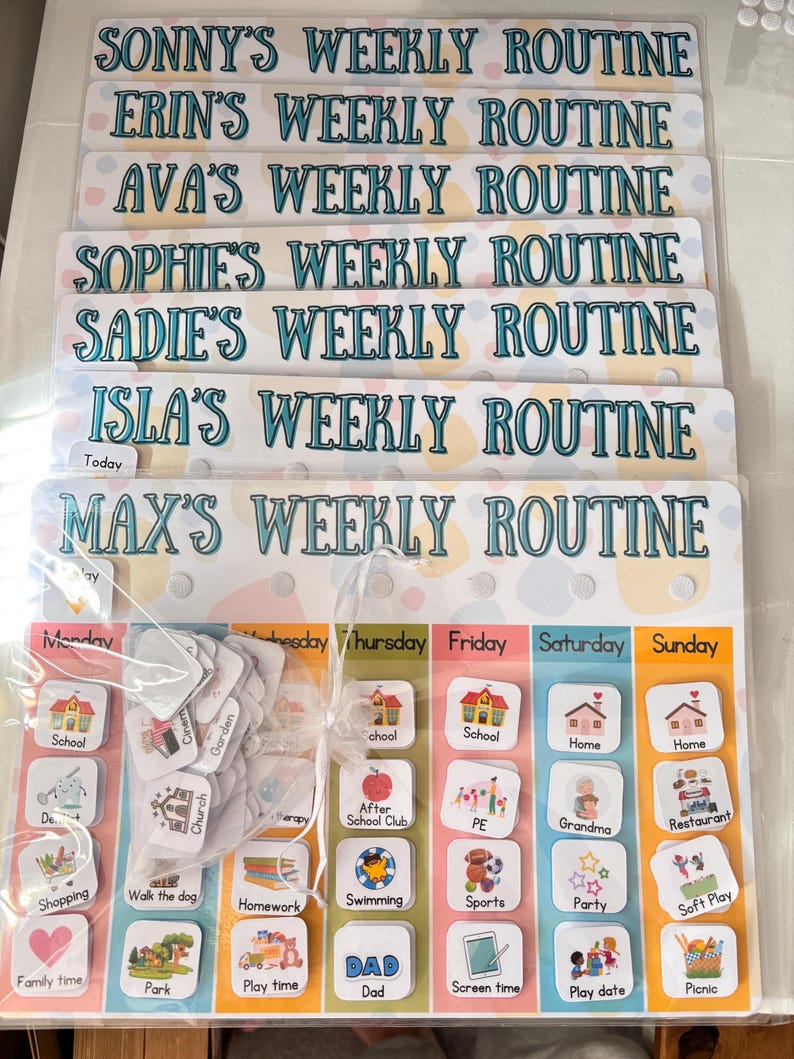 Op de afbeelding: Een kleurrijk wekelijks routineoverzicht met een raster van activiteiten voor elke dag van de week. De kaart bevat activiteiten zoals school, kerk, zwemmen, sporten en speeltijd. De kaart is ontworpen voor kinderen en bevat kleurrijke illustraties en tekst.