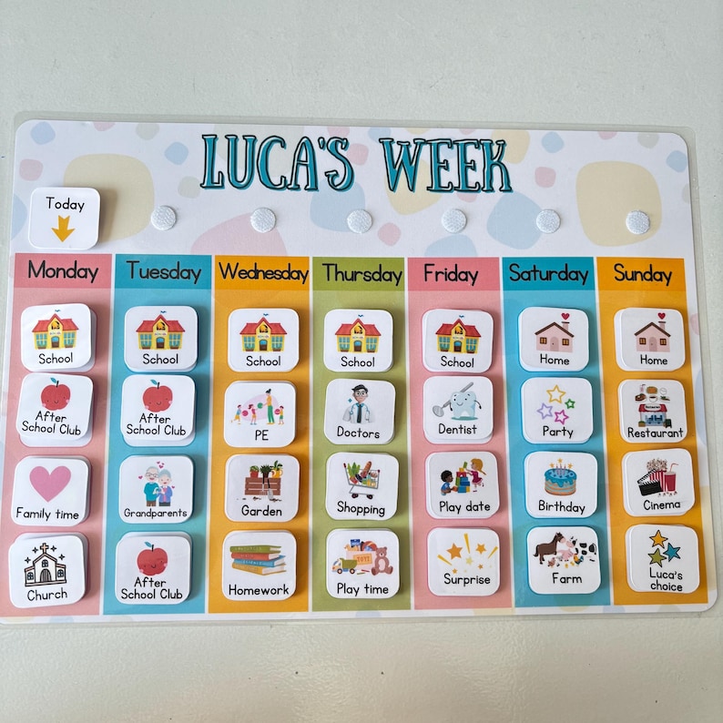 Op de afbeelding: Een kleurrijk wekelijks visueel schema voor een kind genaamd Luca. Het schema omvat activiteiten zoals school, naschoolse club, gezinstijd, kerk, grootouders, tuin, winkelen, speelafspraak, verjaardag, bioscoop, huiswerk, speeltijd, verrassing, boerderij en Luca's keuze.